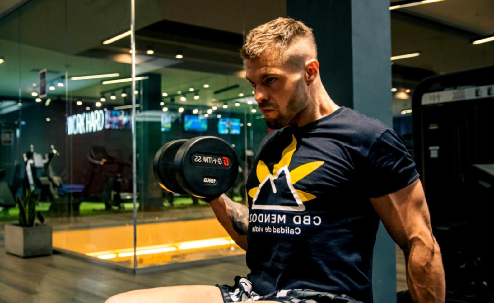 Процес силових тренувань у залі